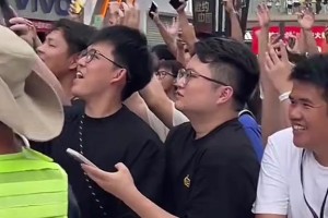 老少通吃！連約基奇都被深圳球迷山呼海嘯的熱情驚到了！