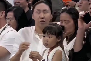 女籃名宿苗立杰帶女兒觀戰(zhàn)中國vs日本 網(wǎng)友：下一個苗立杰在哪？