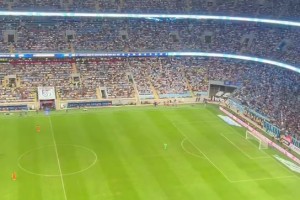 不愧是足球城啊??大連梭魚灣球場座無虛席，氣氛太好啦???