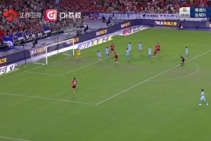 晃過兩人，傳給隊(duì)友，可惜打偏了，南通這球太可惜了