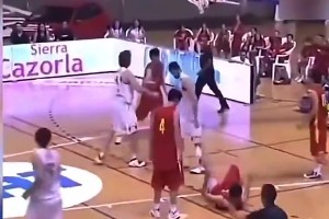 以牙還牙太硬了！17歲的易建聯(lián)炸裂暴扣強(qiáng)勢(shì)回應(yīng)加索爾