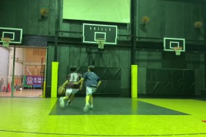 看看日本女籃后衛(wèi)田中心，14歲時運(yùn)球上籃訓(xùn)練，基本功很扎實！