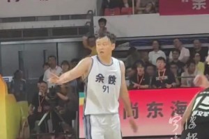 23年前的今天，已經(jīng)拿下三連冠的科比，現(xiàn)身洛克公園大殺四方