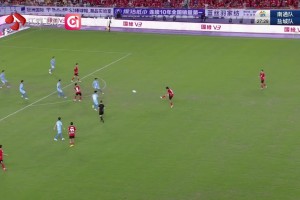 南通隊(duì)打在門框范圍內(nèi)，鹽城隊(duì)門將面對彈地球冷靜處理