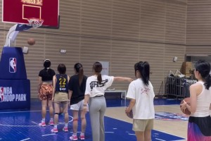 籃球女生接力投籃，吧友們鑒定一下誰(shuí)的姿勢(shì)比較標(biāo)準(zhǔn)??????