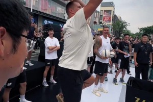 招牌動(dòng)作！約老師在深圳秀了一把金雞獨(dú)立三分??