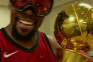 夢(mèng)想時(shí)刻！??杜蘭特身穿火箭球衣捧起冠軍獎(jiǎng)杯的照片都已經(jīng)被P好了