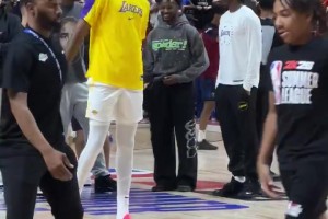 布朗尼缺席今日湖人比賽！賽前與阿杜-蒂耶羅一同觀摩隊友熱身~