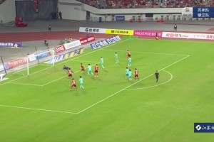再進(jìn)一球！鎮(zhèn)江隊(duì)門(mén)將撲球脫手，蘇州隊(duì)邊禹豪補(bǔ)射得手??