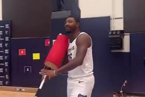 加盟湖人啦！斯瑪特這棍法，退役了演個花果山的猴問題不大吧??