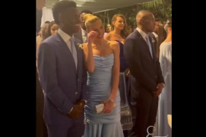 維尼修斯在晚會上和金發(fā)美女有說有笑，美女都被逗樂了??