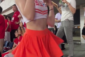 這視角不會走光嘛，人家小姐姐跳的還挺好看的，正臉啥樣啊??