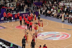 奪得季軍！中國女籃球員們謝場時，現(xiàn)場響起了《我愛你中國》