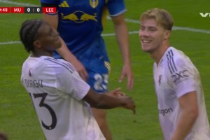 曼聯(lián)球迷兩眼一黑！多爾古的射門被霍伊倫的屁股阻擋??