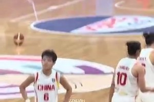 昨晚中國女籃不敵日本后，楊舒予看著比分牌，感覺像憋了一口氣！