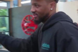 回家！利拉德帶著孩子們來簽合同 他對這個辦公室可太熟悉了??