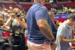 約基奇大哥看著唬人，其實也有溫柔的一面??