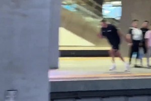 ??約老師和高鐵賽跑呢？！司機心里想這是哪個傻大個??