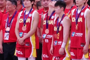 未能奪冠不甘心呀！在季軍頒獎儀式上，每一位女籃姑娘都眼中泛淚