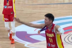 在頒獎典禮上，女籃姑娘都紅了眼！心里那點遺憾和不甘太明顯了！