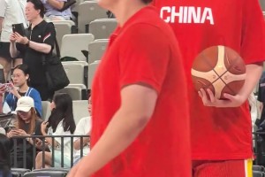 張子宇賽前熱身，這身材相比旁人實在是太大只了！