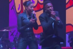 會玩！維尼修斯和巴西女歌手盧德米拉同臺演唱，這扭的??