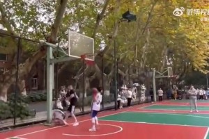 徐杰：我當(dāng)時(shí)在場(chǎng)上真的不敢動(dòng)??