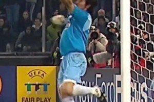 卡洛斯的任意球很恐怖嗎？布馮：老哥我單手就能撲！