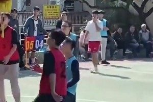 笑死！這哥們是來(lái)場(chǎng)上湊數(shù)的吧？跑都跑不利索??