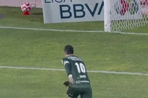 依舊還是那么帥氣??墨超聯(lián)賽J羅點射率隊取勝