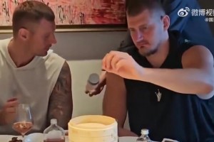 被楊瀚森完爆！約基奇體驗(yàn)吃北京烤鴨 他哥連隔離紙都吃??