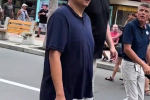 網友偶遇姚明游玩迪士尼樂園：大姚的精神狀態(tài)越來越好了??！