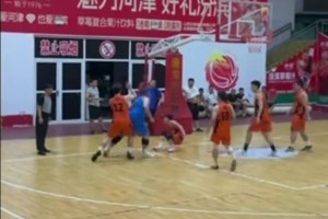 爭議球：進攻犯規(guī)還是防守犯規(guī)？ 瘦小伙竟敢阻擋肥胖老哥進攻
