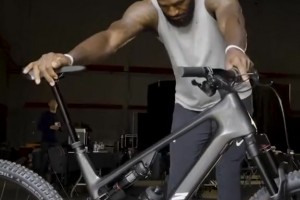 詹姆斯曬新自行車 網(wǎng)友：這種車在農(nóng)村騎不得打一身泥啊????