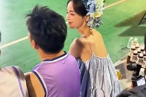 不是，娜扎就坐在你身旁，你小子還有心思看球?。??