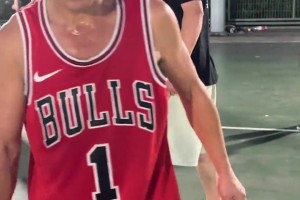 科比退役戰(zhàn)熱身服 拍賣出33.6萬美元的價格??