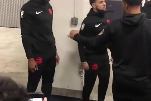 笑死！鮑威爾此前想和小卡碰拳，結果小卡半天才反應過來??