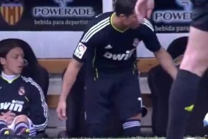 當(dāng)年皇馬爆錘瓦倫西亞時穆里尼奧換上了C羅，這是踢瘋了??