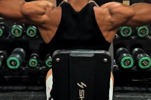 是你嗎揚(yáng)尼斯？國內(nèi)一哥們健身 這肌肉和肩寬妥妥中國字母哥啊