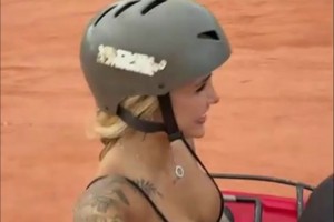 羅德里戈女友這真材實(shí)料啊，越野車有點(diǎn)抖搞得鏡頭晃來晃去??