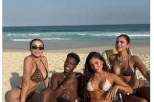 維尼修斯和三美女合影！博主：你必須脫帽致敬！??