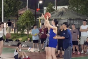 不得不說小姐姐是有點天賦的，擦板投籃一教就會??????