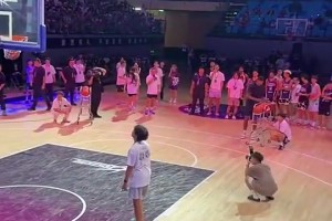 恩比德看完沉默了！喬治去年中國(guó)行表演三分，離譜的10中2！