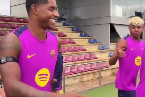 拉什福德首次參加巴薩訓(xùn)練課，一旁的亞馬爾和拉菲有說有笑??