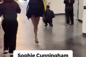 蘇菲-坎寧安性感亮相，大長(zhǎng)腿透視裝還戴了眼鏡??