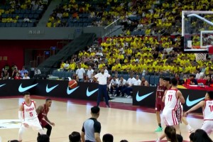 中國男籃擊敗委內(nèi)瑞拉男籃后，球館內(nèi)響起了《歌唱祖國》