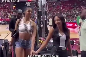 杜蘭特單身不是沒(méi)理由的！妹子坐在旁邊一起看球，KD居然全程低頭玩手機(jī)