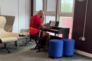 有點(diǎn)熟悉??！曼聯(lián)新援姆貝莫曾在訓(xùn)練基地彈鋼琴