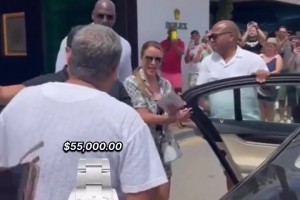 這球投得不著邊際！高詩巖頂著防守后仰強投，球打到籃板上沿??