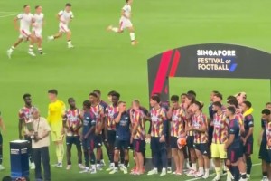 阿森納賽后領(lǐng)取獎杯時，米蘭替補(bǔ)球員還在加練